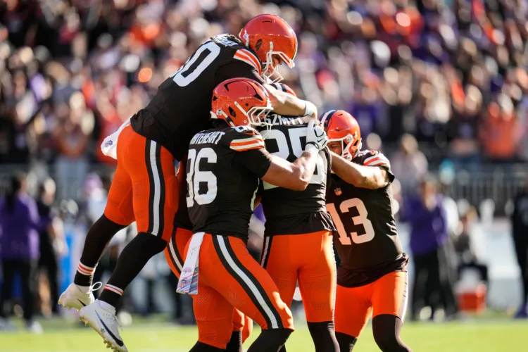 Browns arrive in Tennessee atop AFC North